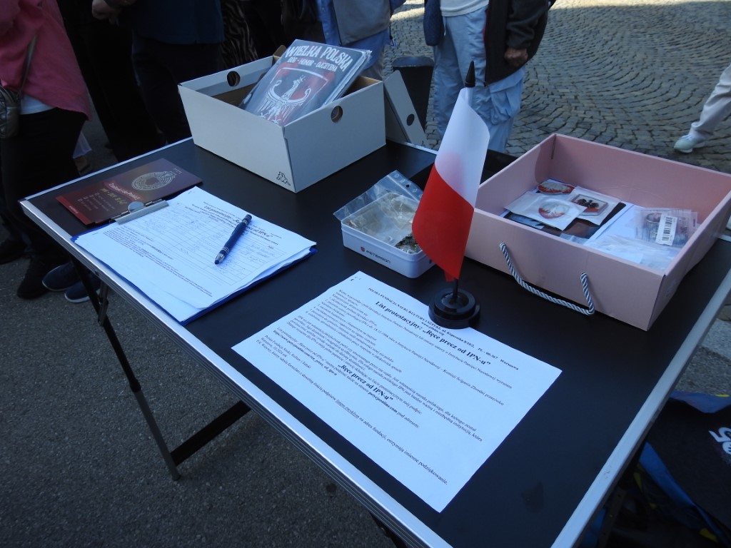 Ręce precz od IPN-u