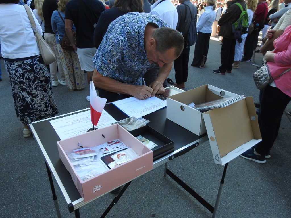 Ręce precz od IPN-u